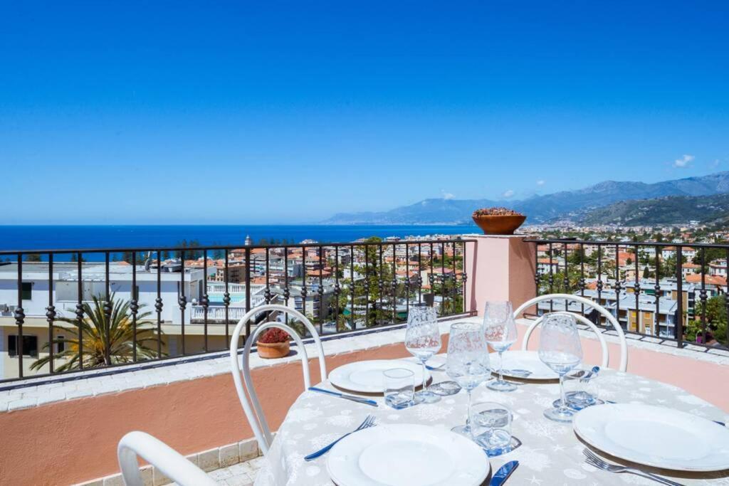 Апартаменти Casa Del Subacqueo. Amazing Terrace With Sea View. Wi-Fi Бордігера Екстер'єр фото